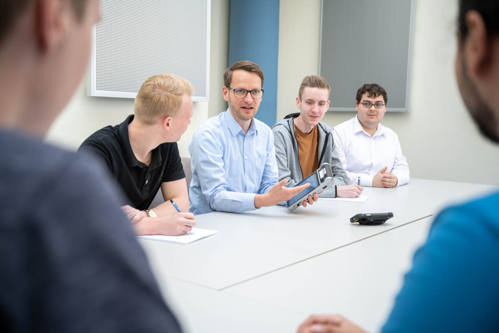 Personen im Konferenzraum