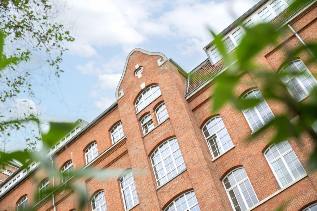 Backsteinfassade der Rommelmühle in Bietigheim-Bissingen von unten fotografiert