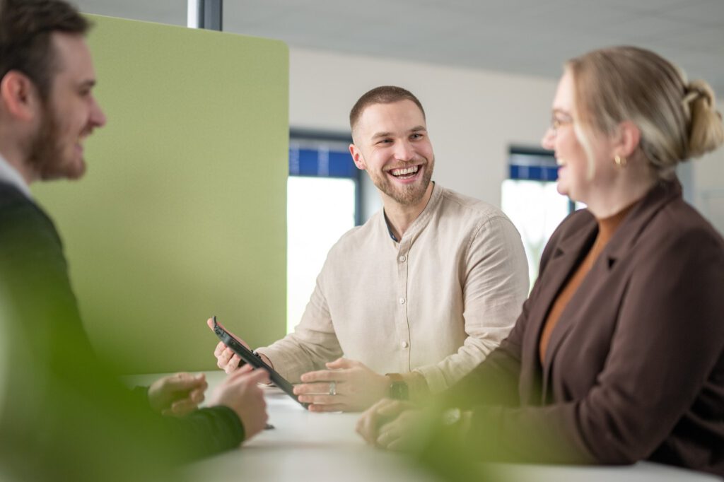 Businessfotografie für Lenkering in Steinfeld: Gespräch mit Tablet im Büro