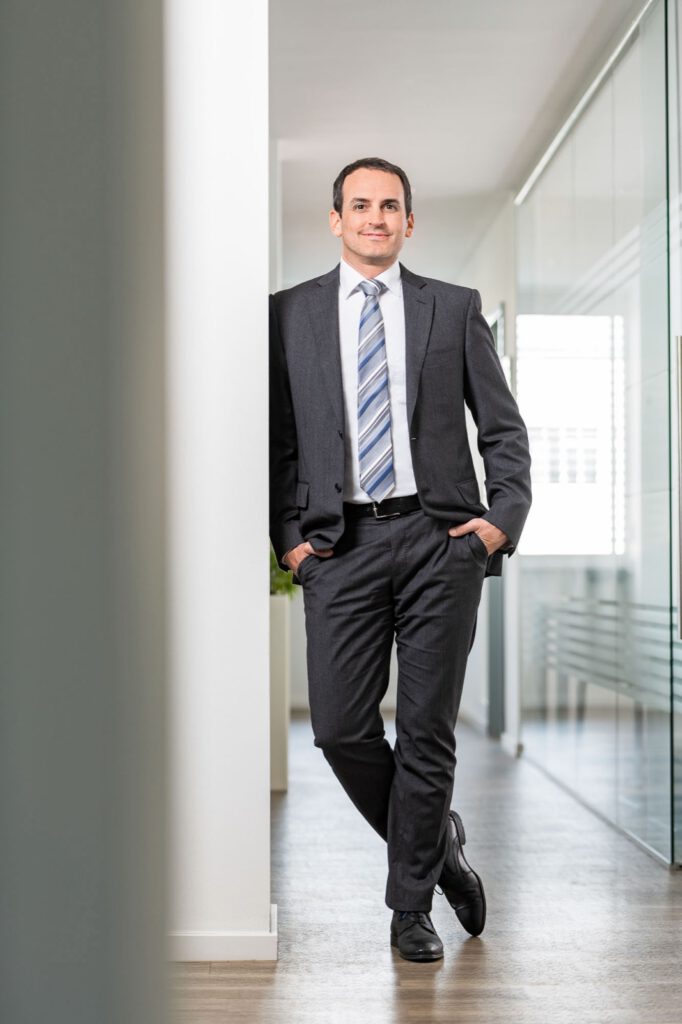 Portrait im Flur des SMC Headquarters in Egelsbach