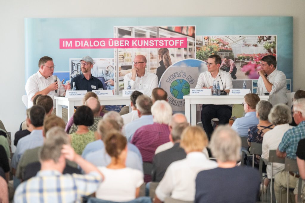 Podiumsdiskussion „Im Dialog über Kunststoff“ im Industriemuseum Lohne vor vollem Saal
