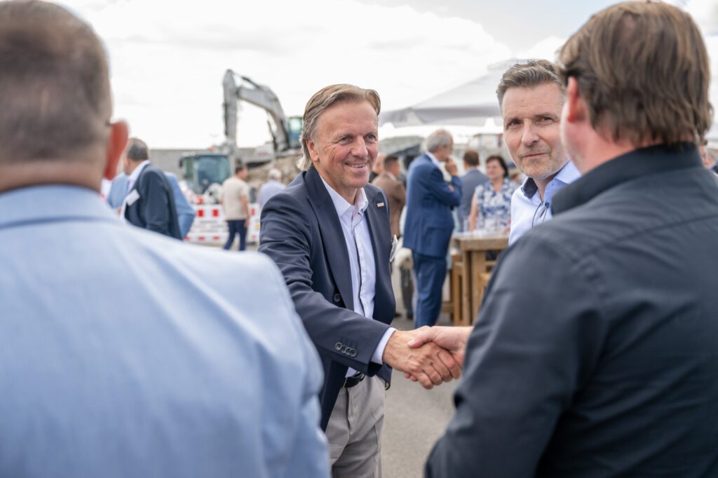 Begrüßung per Handschlag unter Gästen auf dem Gelände
