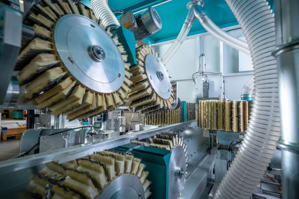 Bürstenaggregate einer Schleifmaschine von MB Maschinenbau in Herford