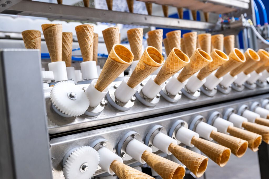 Frisch gebackene Waffeltüten auf den Dornen einer Backanlage von Sprematec in Steinfeld