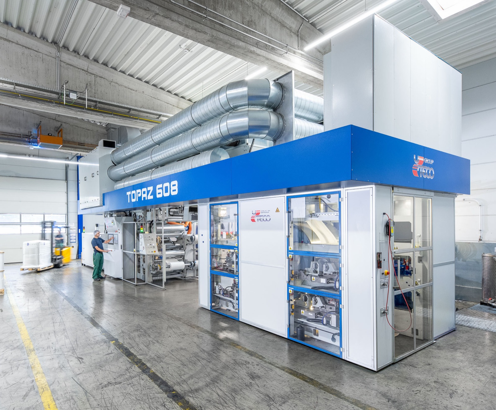 Mitarbeiter am Bedienpult einer großformatigen Druckmaschine in der Produktion von DUO PLAST