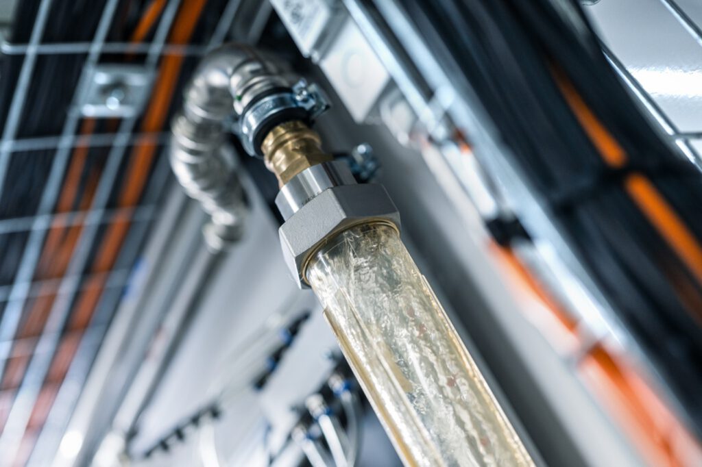 Verschraubung und Leitungen im Innenraum der mobilen Wasseraufbereitungsanlage von e3