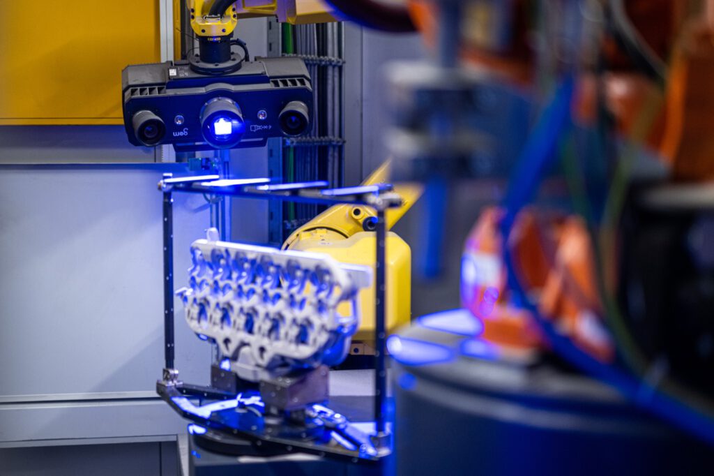 Gedrucktes Kernpaket bei der 3D-Vermessung im blauen Licht eines Scanners