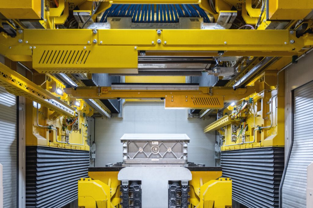 Blick ins Innere der Laempe-Anlage mit gelber Mechanik, symmetrisch aufgenommen