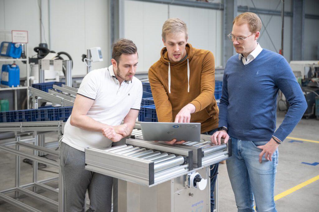 Industriefotografie für Lenkering in Steinfeld: Abstimmung am Laptop in der Montagehalle