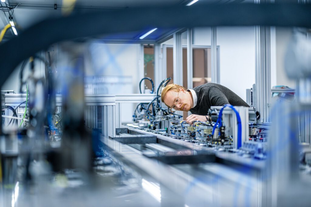Industriefotografie für Lenkering in Steinfeld: konzentrierte Arbeit an der Automatisierungsanlage