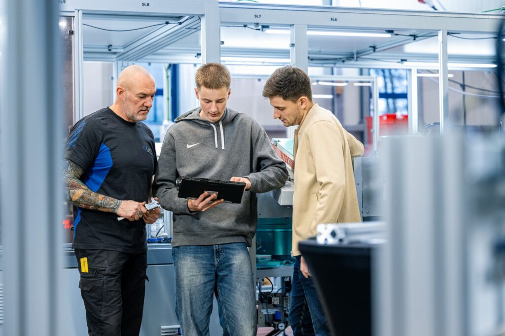 Industriefotografie für Lenkering in Steinfeld: Besprechung am Tablet in der Montagehalle