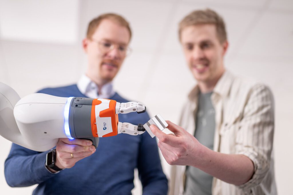 Industriefotografie für Lenkering in Steinfeld: Bauteil am Greifer des Cobots