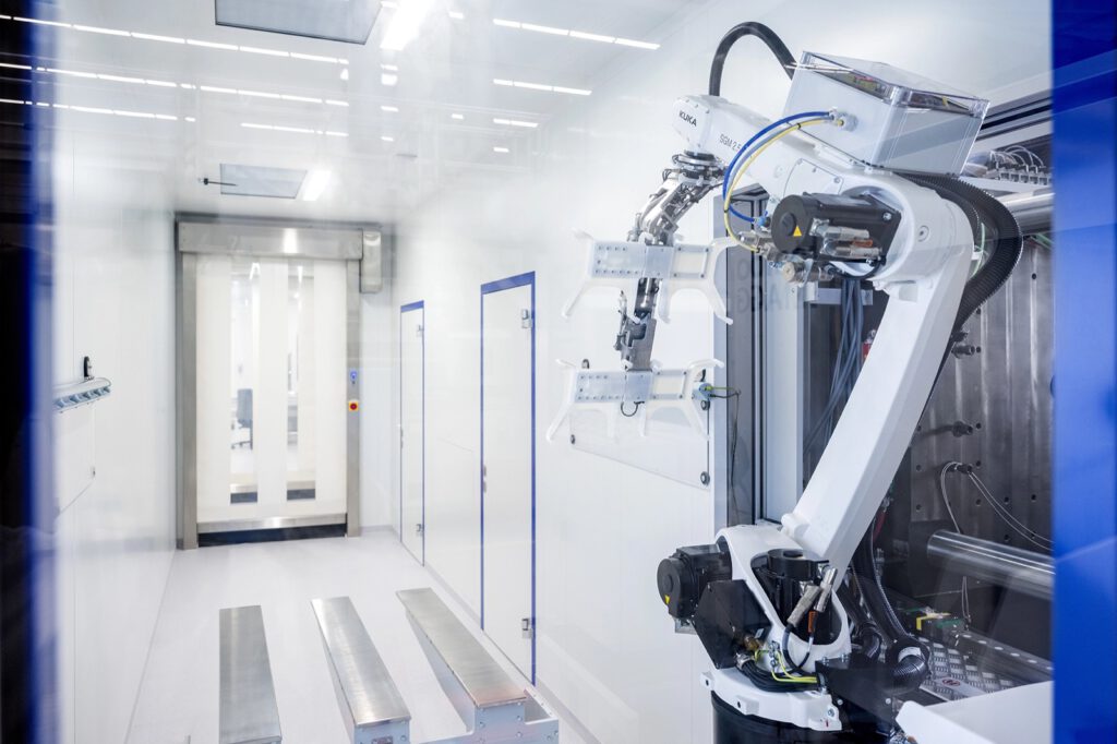 Roboterarm in einer Fertigungszelle im Reinraum von FAMAC