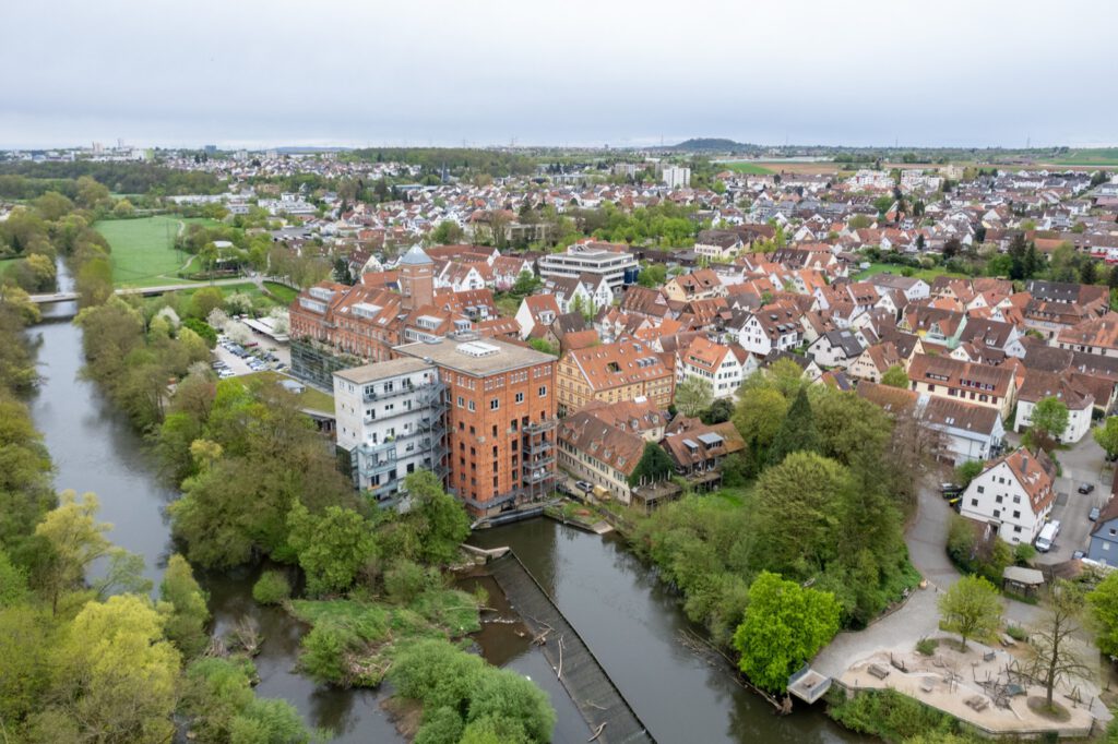 Luftaufnahme der Rommelmühle am Wehr in Bietigheim-Bissingen, dahinter die Altstadt