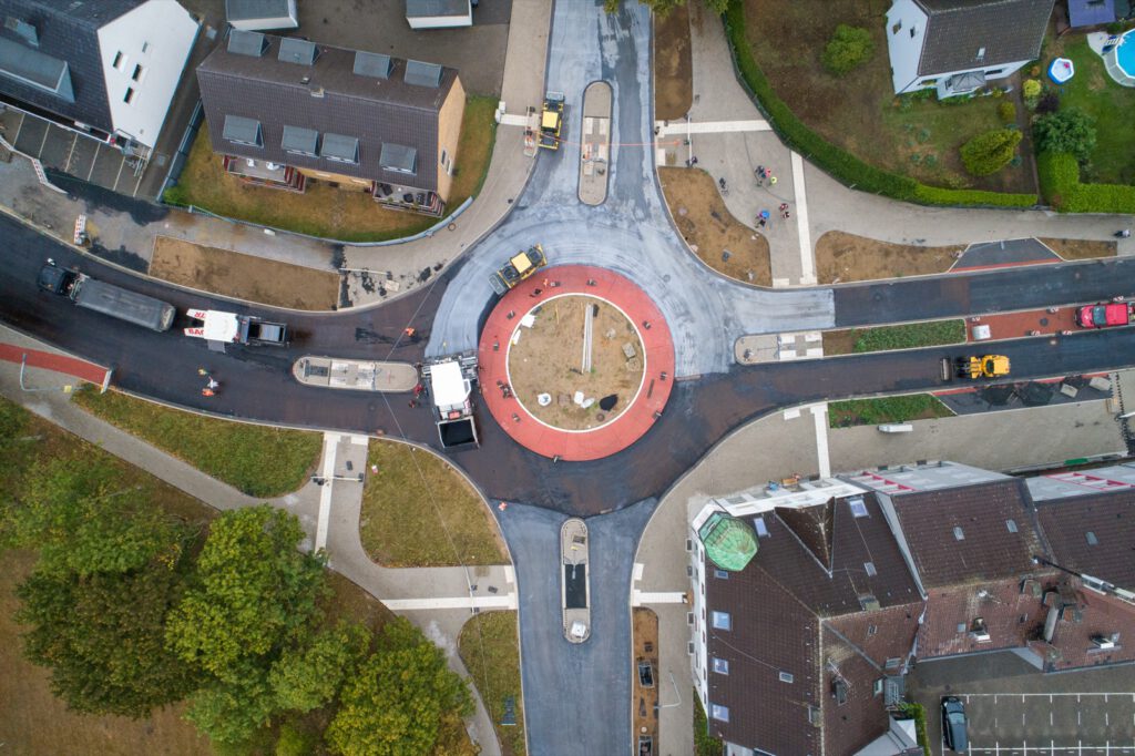 Luftaufnahme des Kreisverkehrs an der Augustastraße in Dinslaken mit hellem ClAir-Asphalt