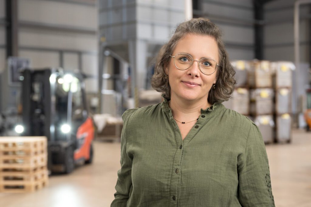 Mitarbeiterportrait bei LKR Recyclate vor dem Hallenhintergrund, 2024