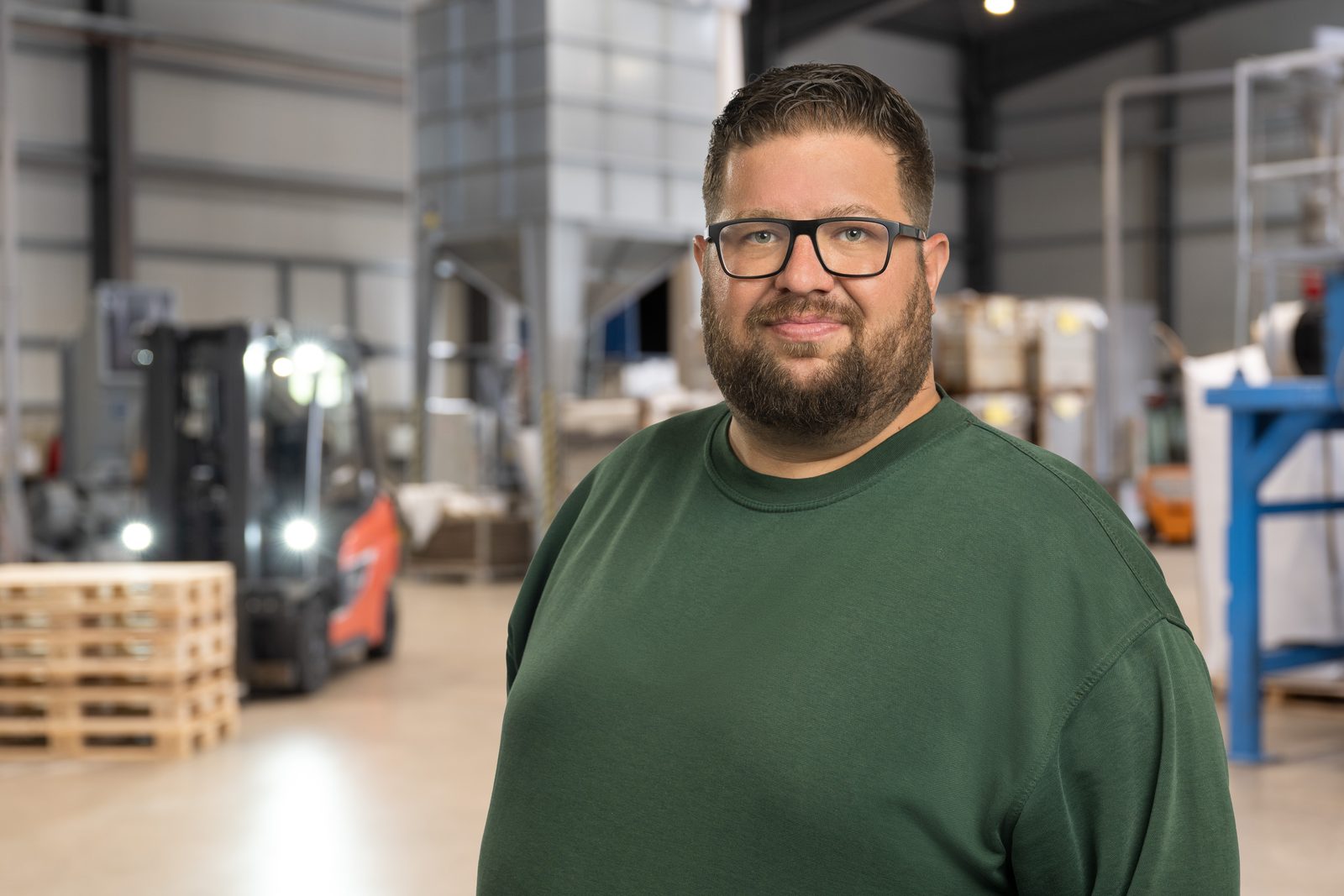 Mitarbeiterportrait bei LKR Recyclate vor demselben Hallenhintergrund, 2026