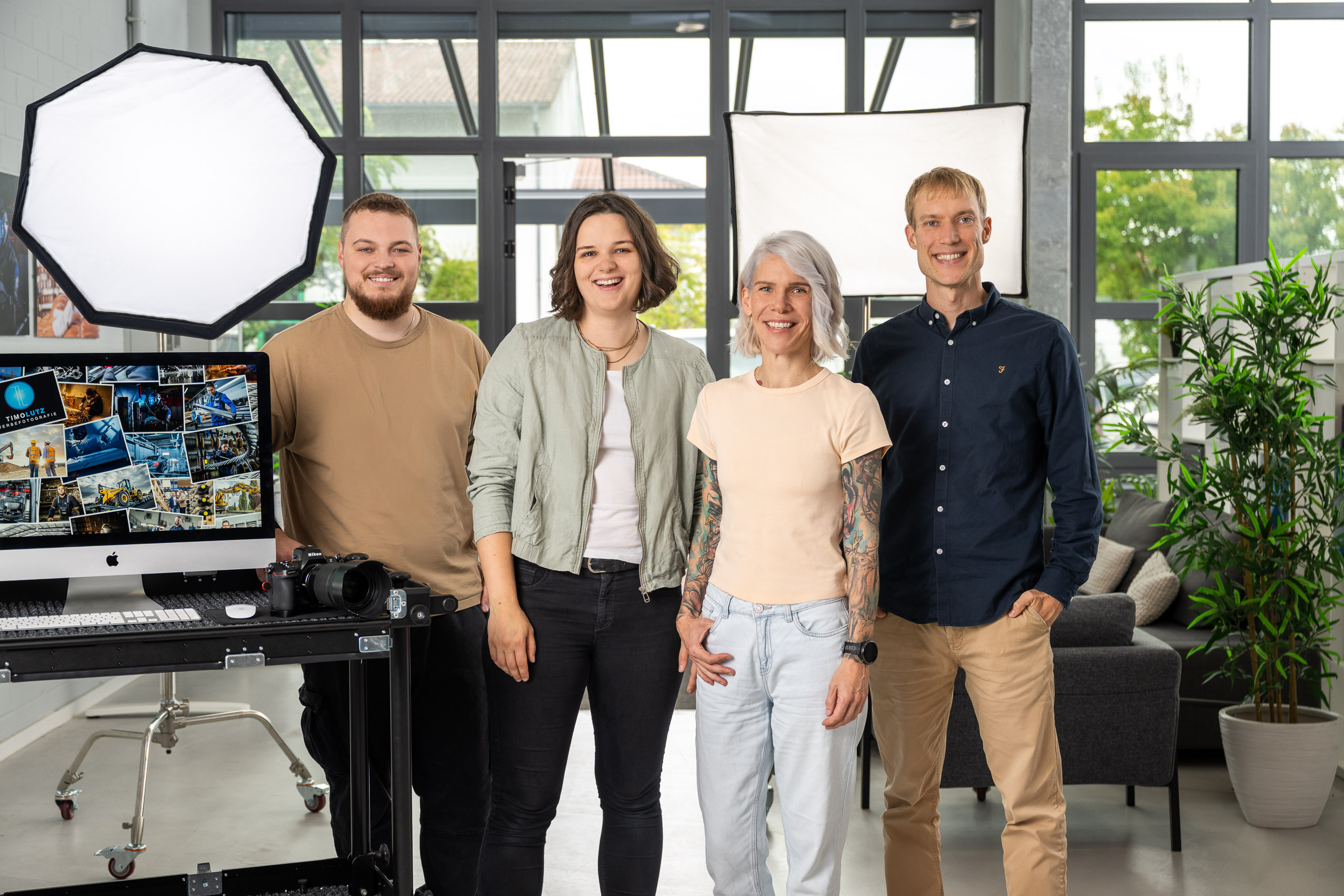 Das Team Timo Lutz im eigenen Studio, vier Industriefotografen zwischen Kamera und Lichtformern