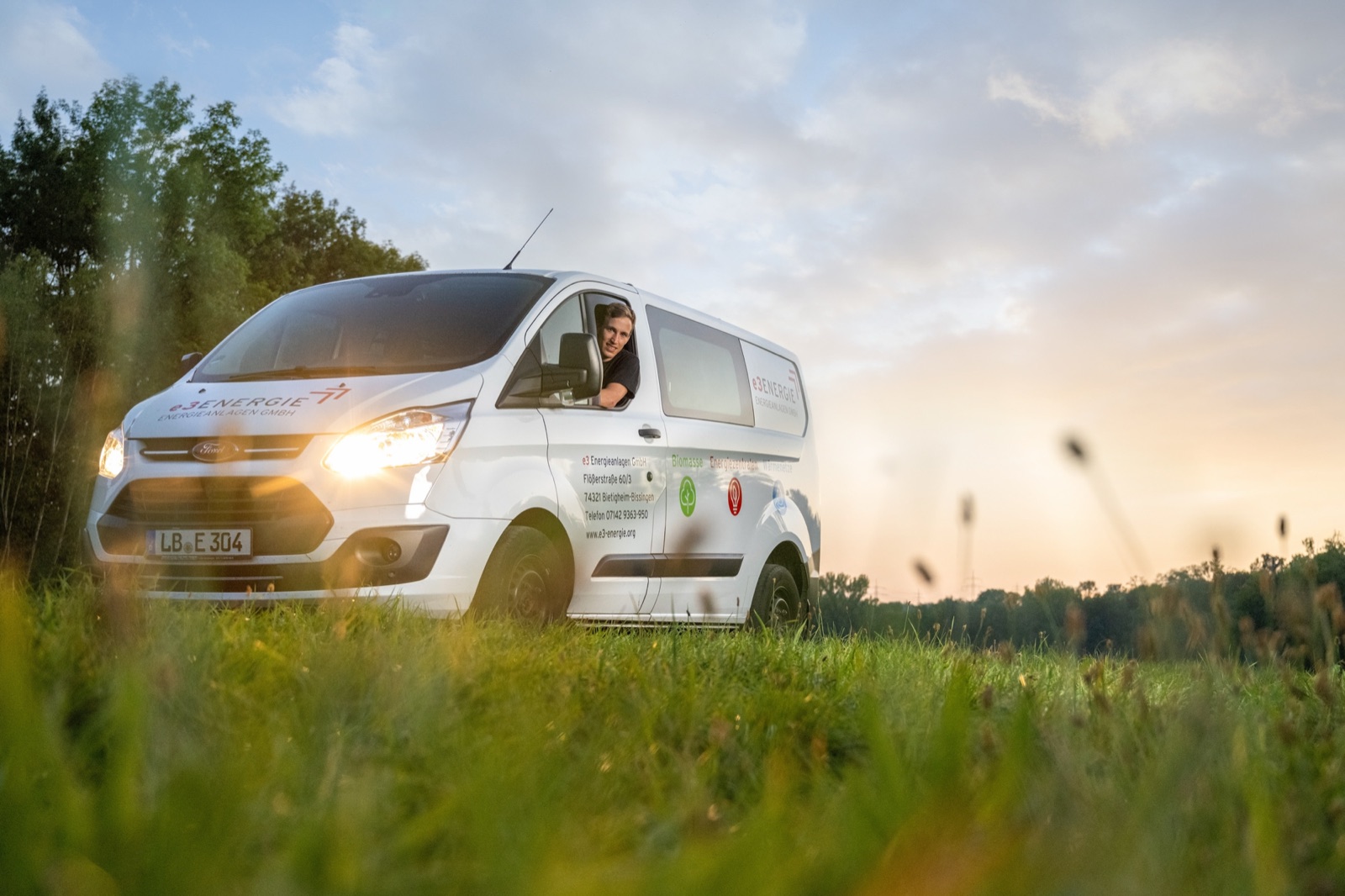 Servicefahrzeug von e3 in der Abendsonne auf einer Wiese