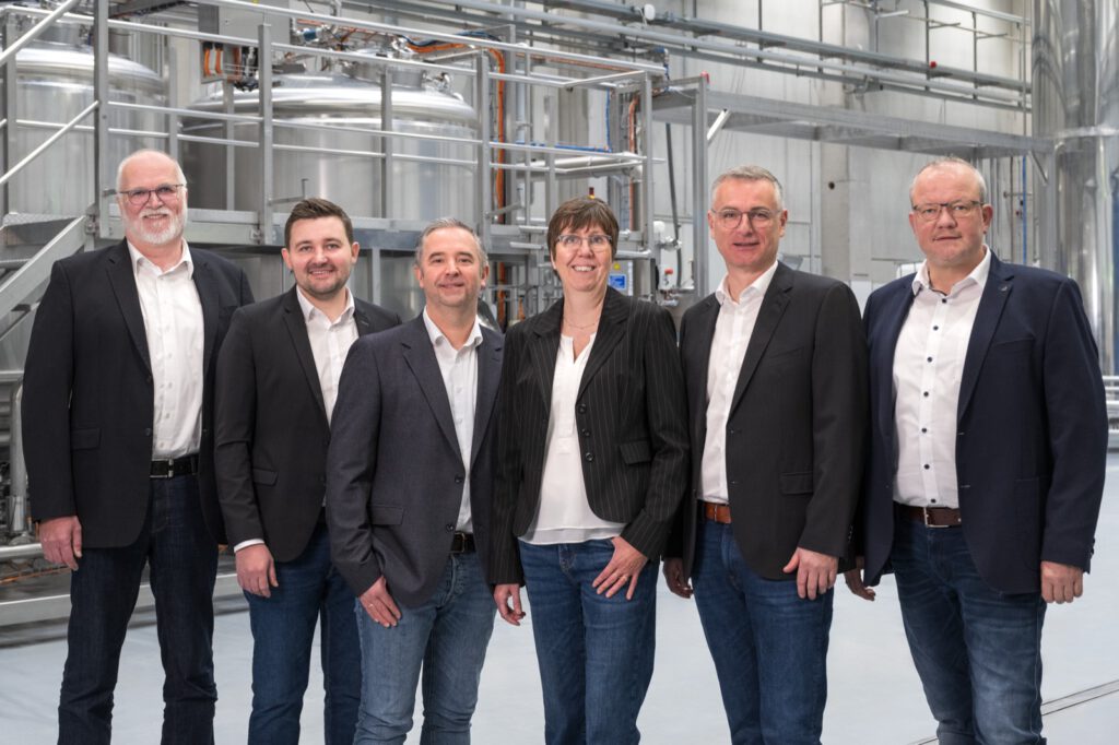 Die sechs Mitglieder der Geschäftsleitung von Biochem vor den Produktionsanlagen