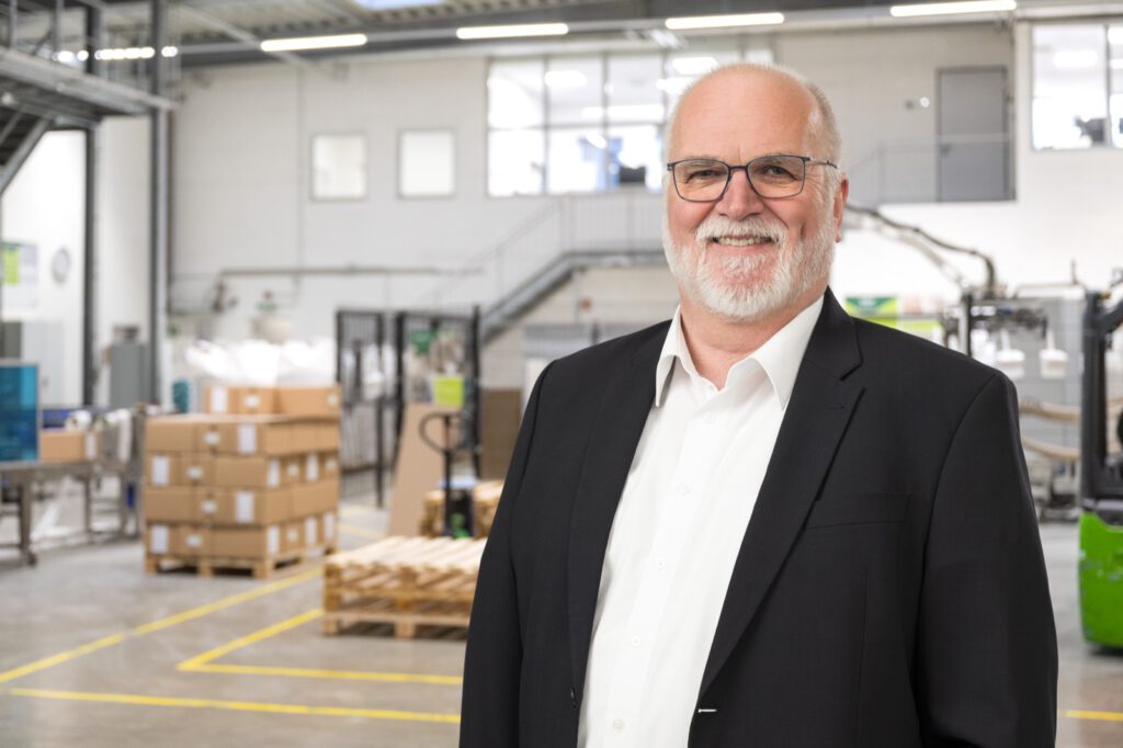 Portrait von Dr. Heiko Greimann, Geschäftsführer von Biochem, vor der Produktion