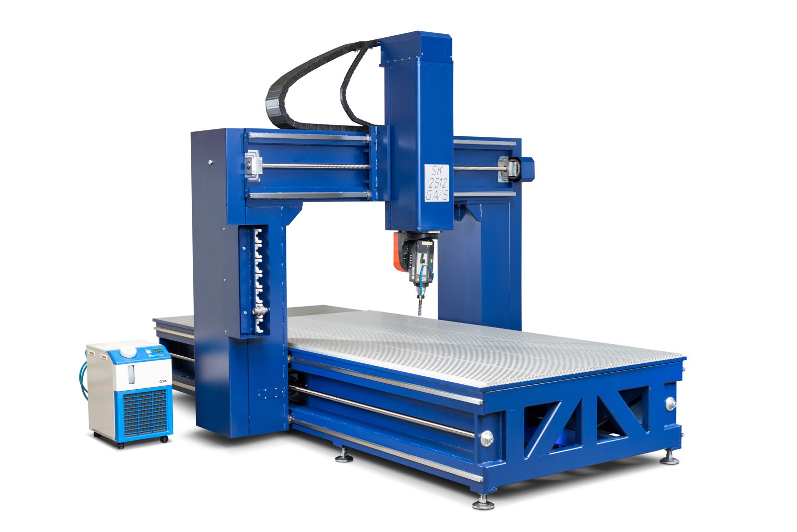 CNC-Portalfräsmaschine von Köhler mit SMC-Kühlgerät, freigestellt vor Weiß mit Schatten