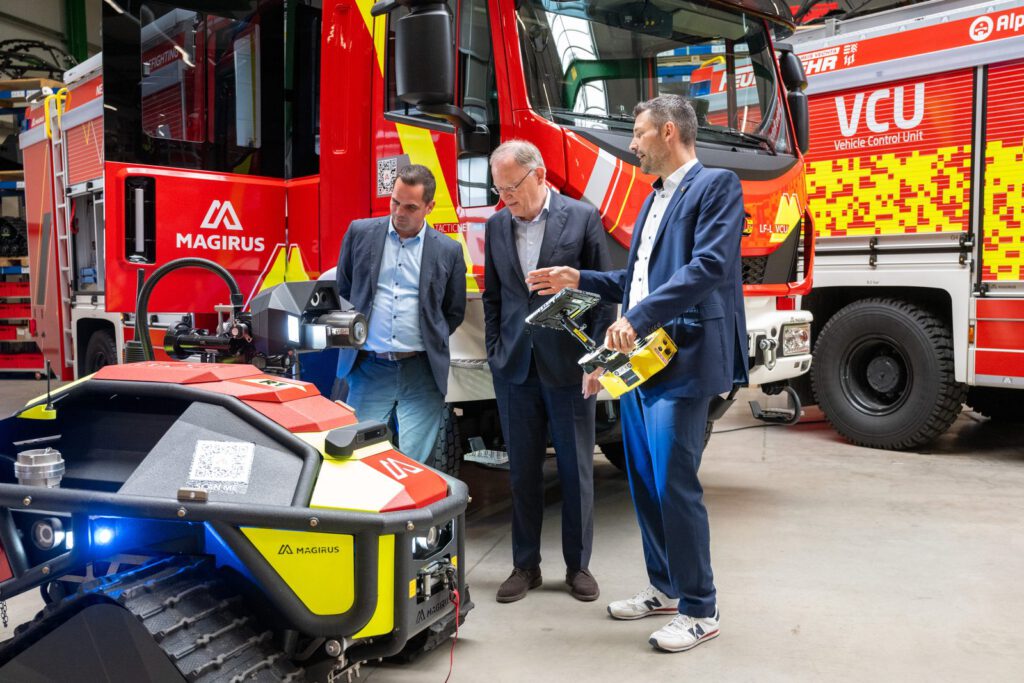 Rundgang an einem Roboter vor dem Leitstandfahrzeug in der Fahrzeughalle