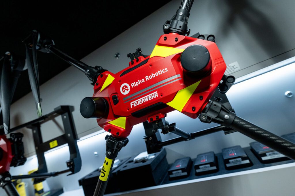 Drohne von Alpha Robotics in ihrer Halterung im Einsatzfahrzeug
