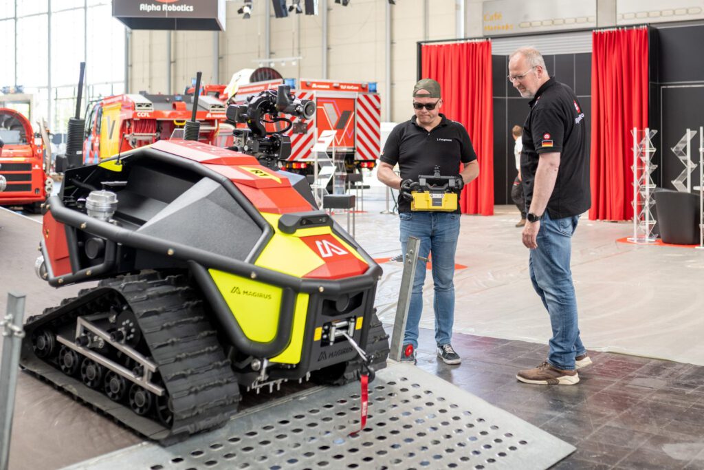 Ein Roboter von Alpha Robotics beim Aufbau des Messestands auf der Interschutz 2022