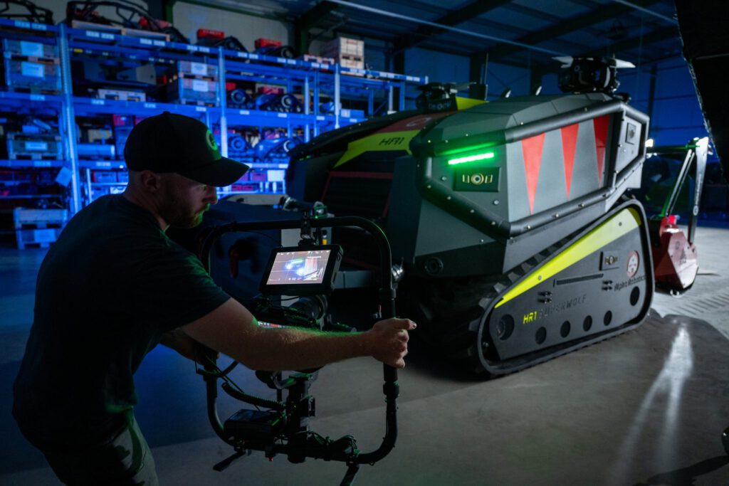 Making-of: Joost mit Kamera am Gimbal neben dem Superwolf