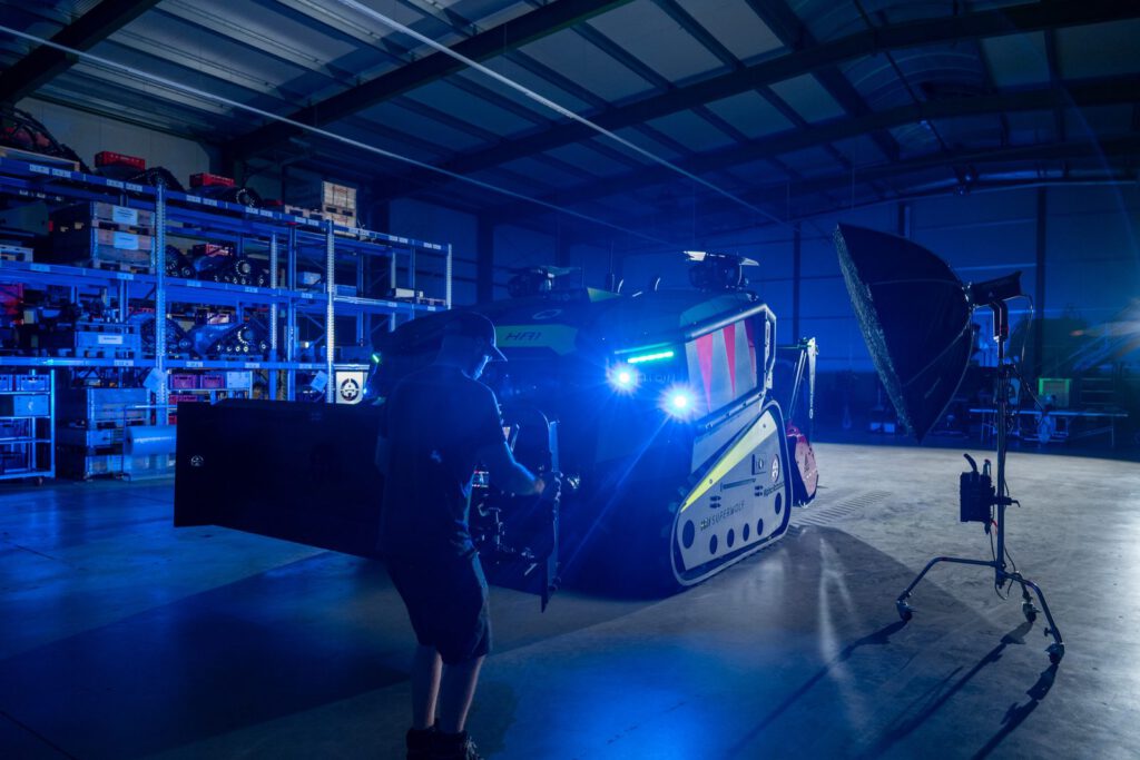 Making-of: die Halle in blauem Licht mit Softbox, Kamera und dem Superwolf
