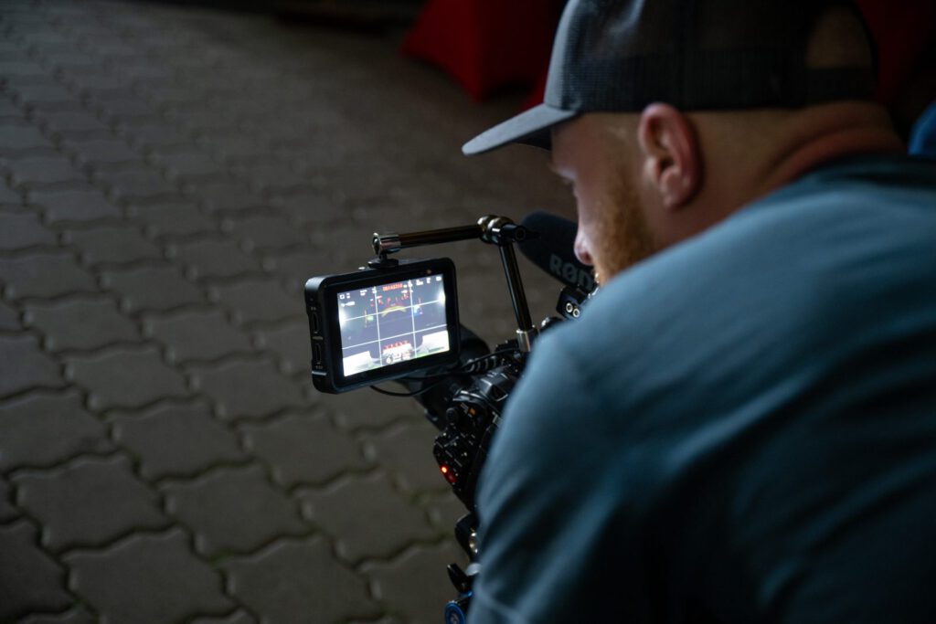 Making-of: Joost filmt in der dunklen Halle und schaut auf den Monitor seiner Kamera