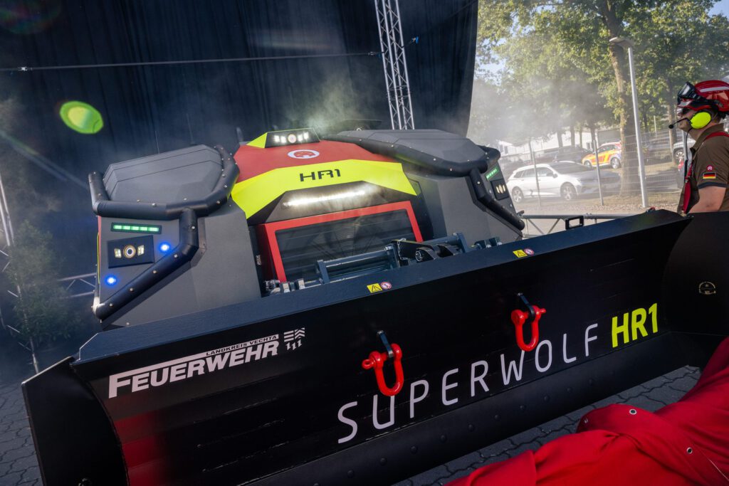 Der Superwolf HR1 auf der Bühne bei seiner Premiere in Vechta