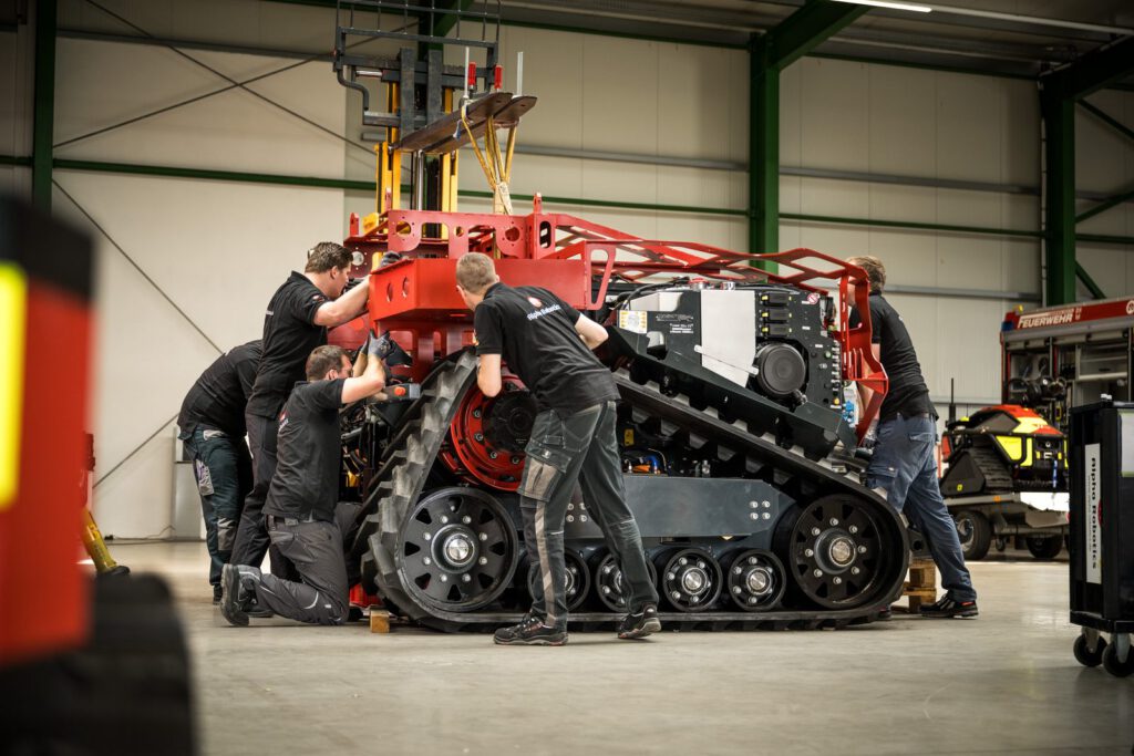 Das Team von Alpha Robotics arbeitet in der Halle am Superwolf