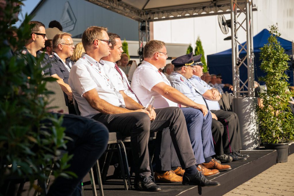 Gäste im Zelt bei der Premiere des Superwolfs