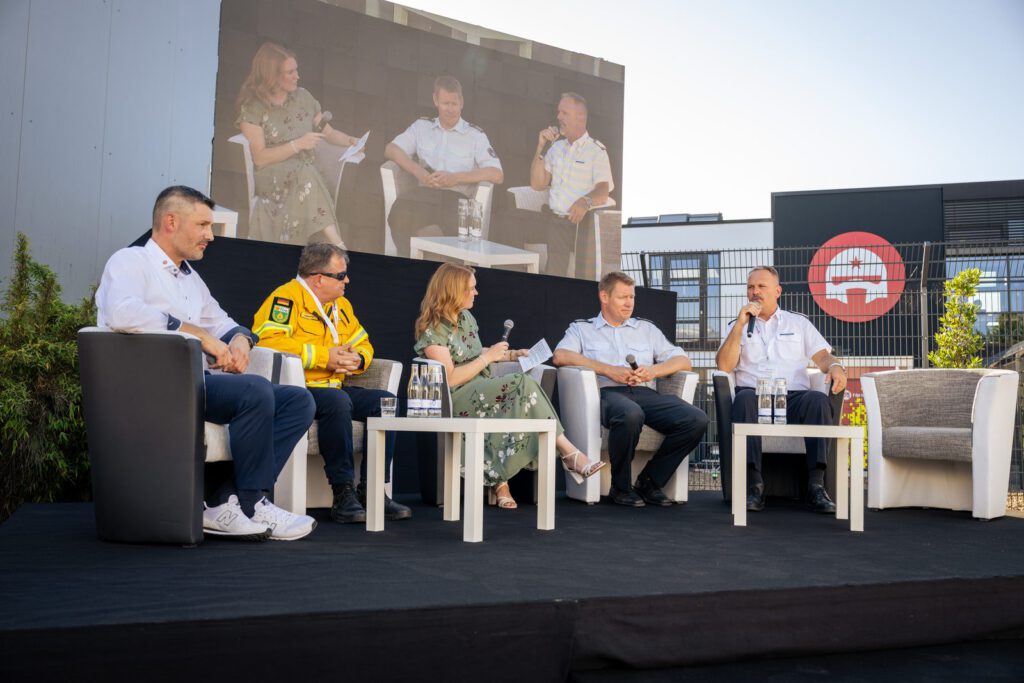 Talkrunde auf der Bühne bei der Premiere des Superwolfs