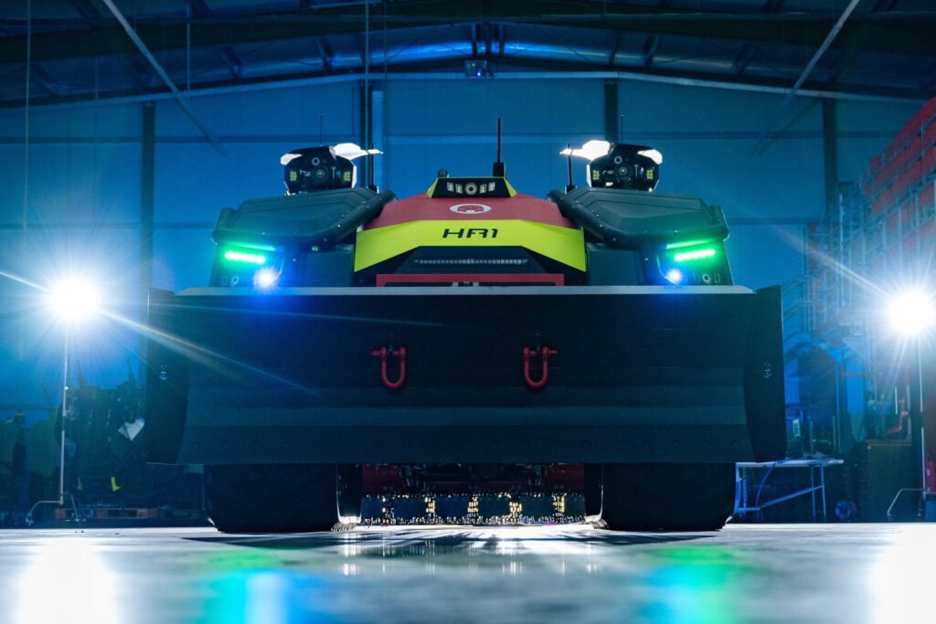 Der Superwolf HR1 von Alpha Robotics mit eingeschalteten Scheinwerfern in der dunklen Halle