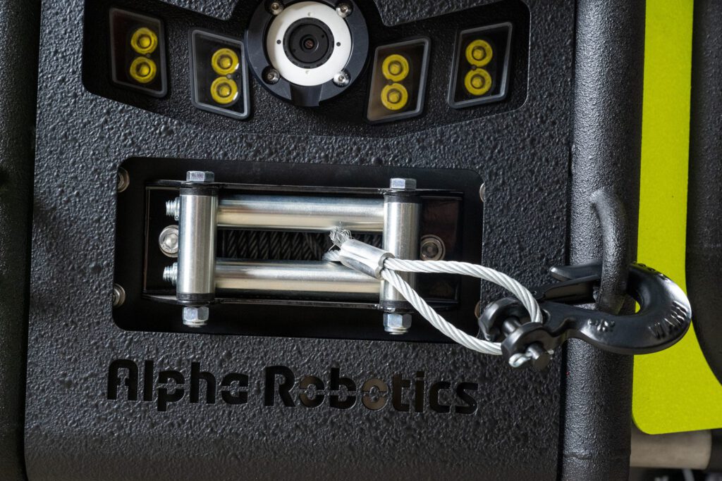 Die Seilwinde am Wolf R1 mit dem Schriftzug Alpha Robotics