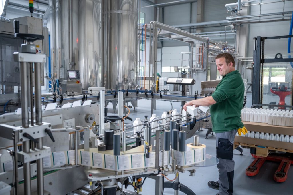 Ein Mitarbeiter von Biochem an der Abfüllanlage für Kanister
