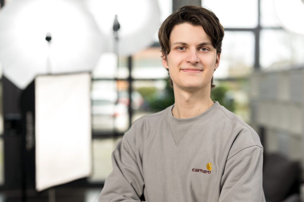 Lenn von den Driesch, ehemaliger Auszubildender zum Fotografen, im Studio des Teams Timo Lutz