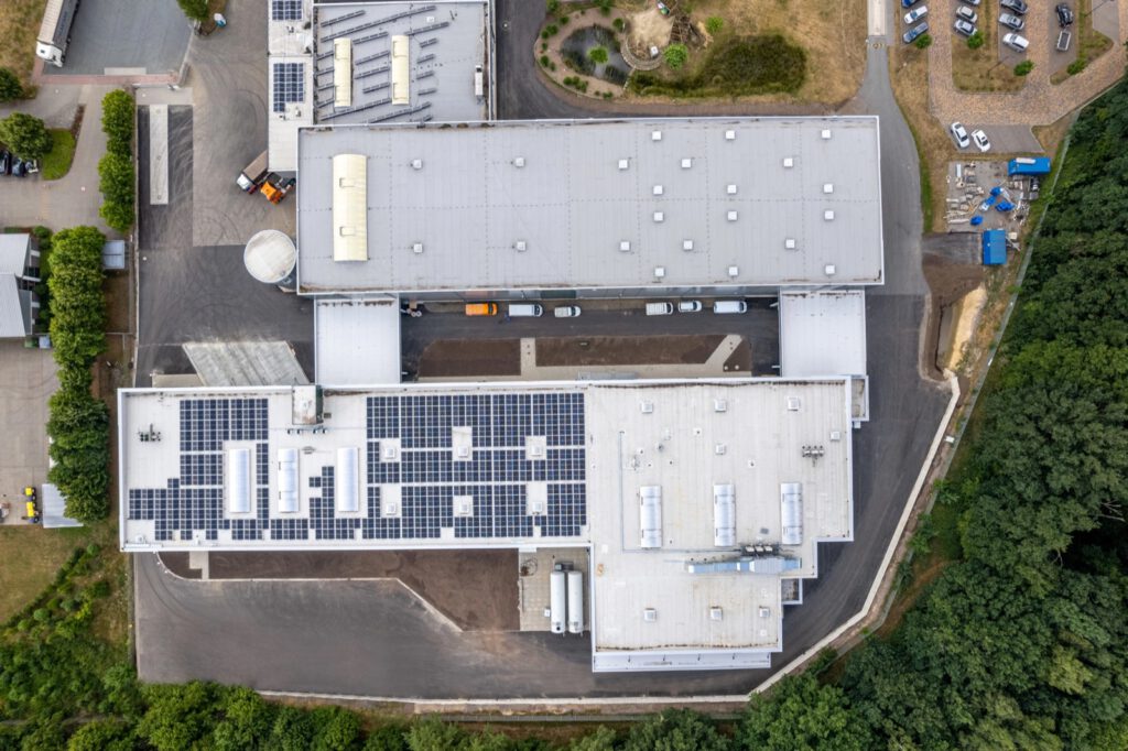 Luftaufnahme senkrecht von oben auf die Hallendächer von Biochem mit Photovoltaik